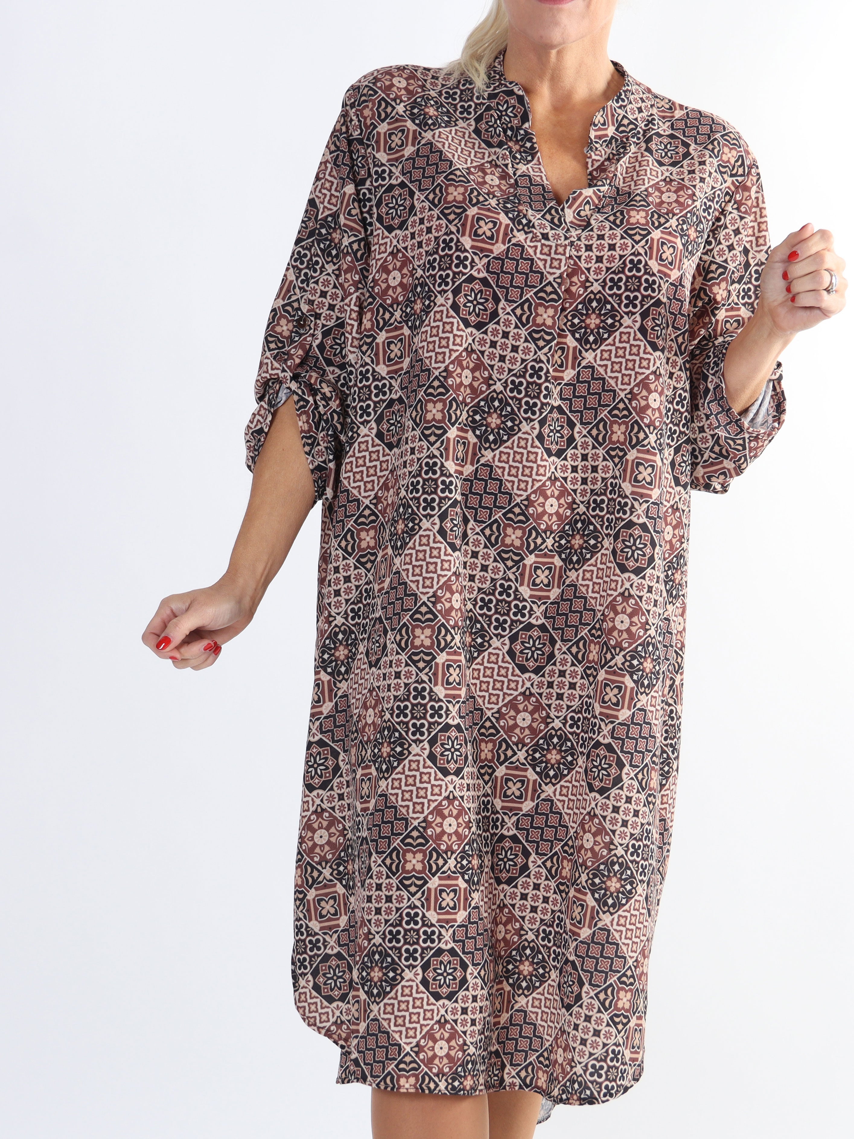Vanesa Mosaic Long - Mönstrad plus size klänning